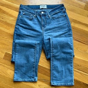 Women’s Denizen Levi’s Mid Rise Slim Jean size 8M 29x30 like new .